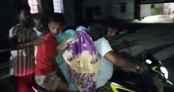 ठेले से बाइक पर शिफ्ट हुई बिहार की स्वास्थ्य व्यवस्था! युवक की मौत के बाद नहीं मिला एंबुलेंस तो इस तरह घर ले गए शव