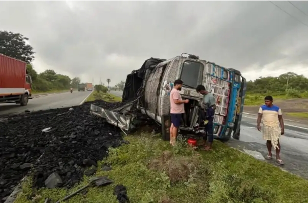 चांडिल: कोयला लदा ट्रक पलटने से कई लोग घायल, पुलिस की तत्परता से यातायात सुचारु