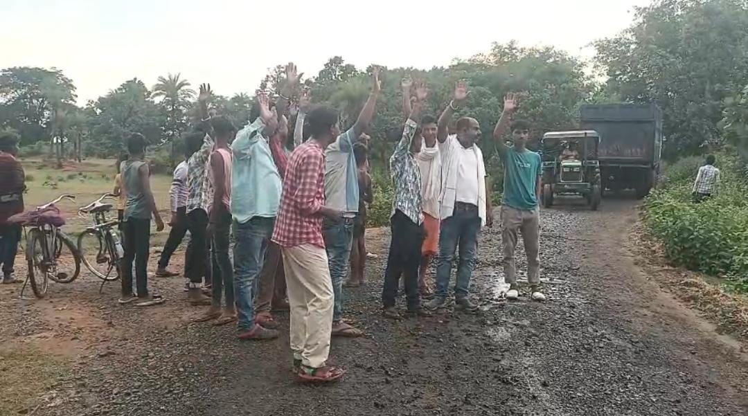 दुमका: सड़क मरम्मती कार्य की गुणवत्ता पर जब ग्रामीणों ने खड़े किए सवाल तो जेई ने बोलने से किया इंकार