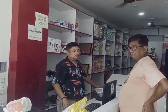 चोरों का दुस्साहस: पहले दुकान में की चोरी फिर साक्ष्य छिपाने के लिए आग लगाने का किया प्रयास, DCLR कैमरा ये सामान की हुई चोरी