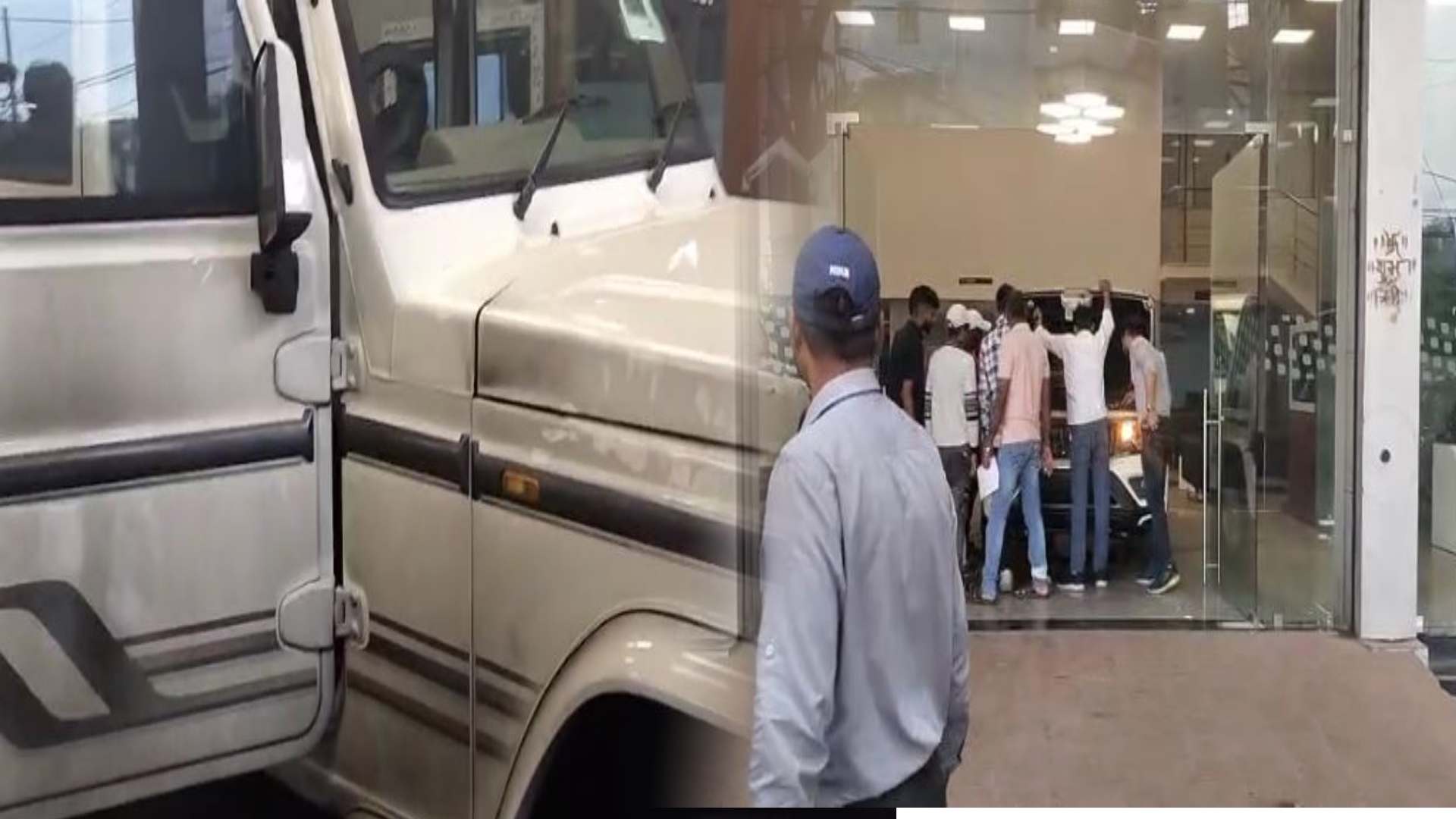 रांची में शो रूम में खड़ी गाड़ियों को आग के हवाले करने की कोशिश, जमकर हुआ बवाल