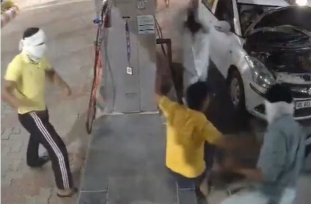 गजब गुंडागर्दी है भाई ! CNG भरवाने पर पैसे मांगे तो नकाबपोश बदमाशों ने सैल्समेन को जमकर पीटा, देखिए वायरल वीडियो