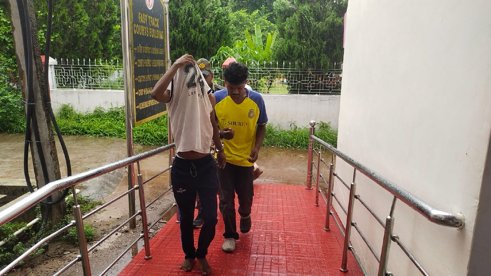 बगीचा में पार्टी मना रही किशोरी से दो दोस्तों ने किया गंदा काम, आरोपी गिरफ्तार