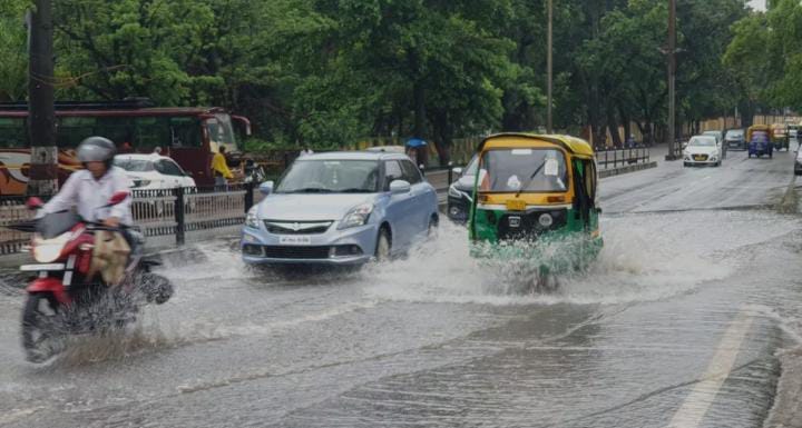 Weather Alert: बारिश से सराबोर हुआ झारखंड, आज राजधानी रांची समेत इन पांच जिलों में रेड अलर्ट,स्कूल बंद करने का निर्देश
