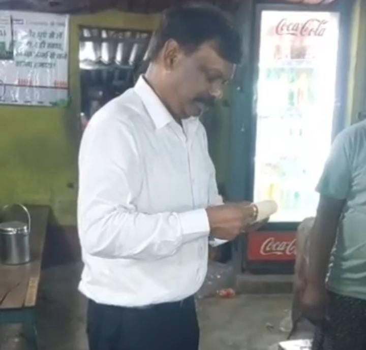 दिल खुश कर दित्ता ! ढाबे में लौंगलता बनाते दिखे ACS सिद्धार्थ, सोशल मीडिया पर आ गयी कमेंट की बाढ़, देखें वीडियो