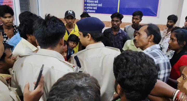 आखिर क्यों रणक्षेत्र में तब्दील हुआ कटिहार का सदर अस्पताल, परिजनों ने डॉक्टरों से की हाथापाई, पढ़ें फिर क्या हुआ