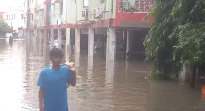 48 घंटे की बारिश से पानी-पानी हुई लौहनगरी, कई अपार्टमेंट में घुसा पानी, घरों में कैद हुए लोग