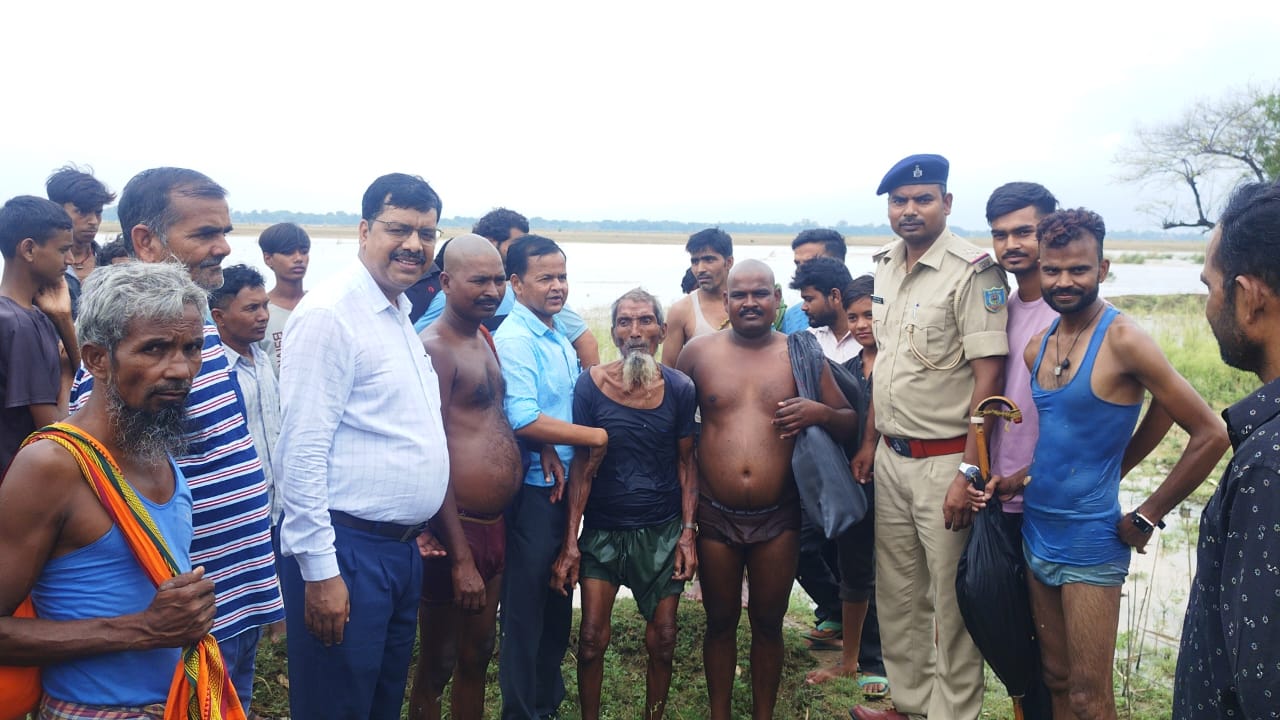 हुसैनाबाद में बाढ़: उफान पर सोन और कोयल नदी, वृद्ध को रेस्क्यू कर निकाला गया बाहर