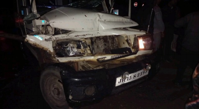 टुंडी में सड़क दुर्घटना , दो की मौत, एक घायल