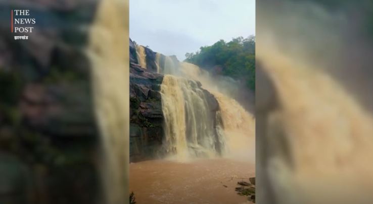 BIG BREAKING: जोन्हा फॉल के तेज बहाव में बहा धनबाद का युवक, स्थानीय लोग तलाश में जुटे, देखिए वीडियो