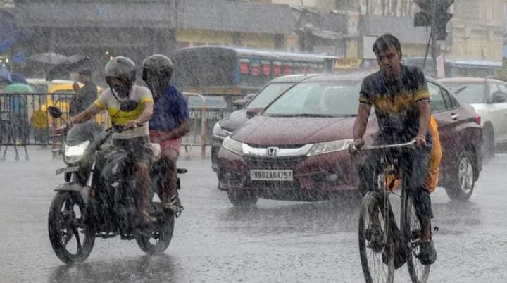 Weather Alert: आज भी झारखंड में बरसेगी आफ़त की बारिश, इन जिलों में स्कूल को बंद रखने का निर्देश,पढ़े अपने जिले का हाल