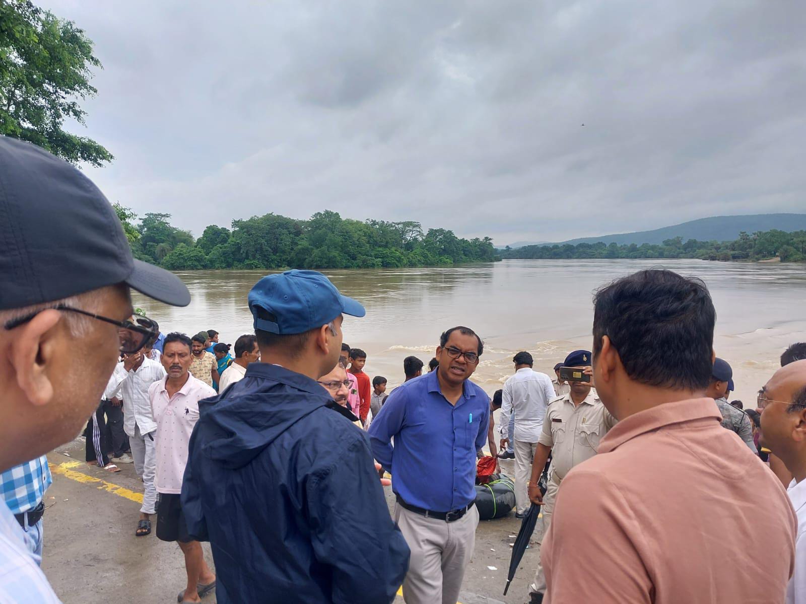 बाढ़ को लेकर अलर्ट मोड पर जमशेदपुर प्रशासन, डीसी ने कहा-घबराने की नहीं है जरुरत, हर हाल में मदद को तैयार हैं हम