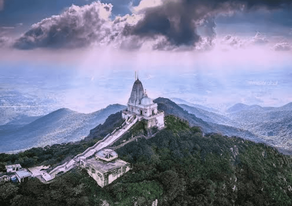 अध्यात्म और पर्यटन का संगम है पारसनाथ, जानें मंदिर की अनोखी कहानी