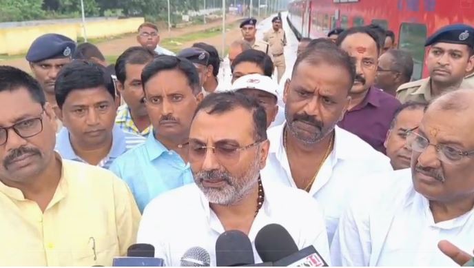 सांसद निशिकांत दुबे ने किया मधुपुर स्टेशन पर कोचिंग कॉम्प्लेक्स का उद्घाटन, कहा-मधुपुर फिर से बनने जा रहा रेलवे का हब