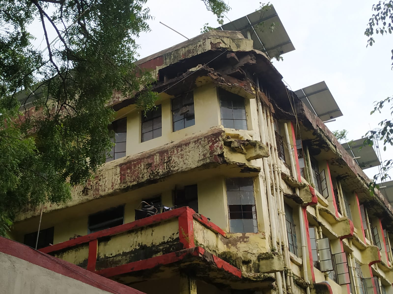 खंडहर भवनों के लिए मालिकों को नोटिस देने वाले धनबाद नगर निगम को कौन देगा नोटिस, पढ़िए क्यों हो गया है-यह बड़ा सवाल !