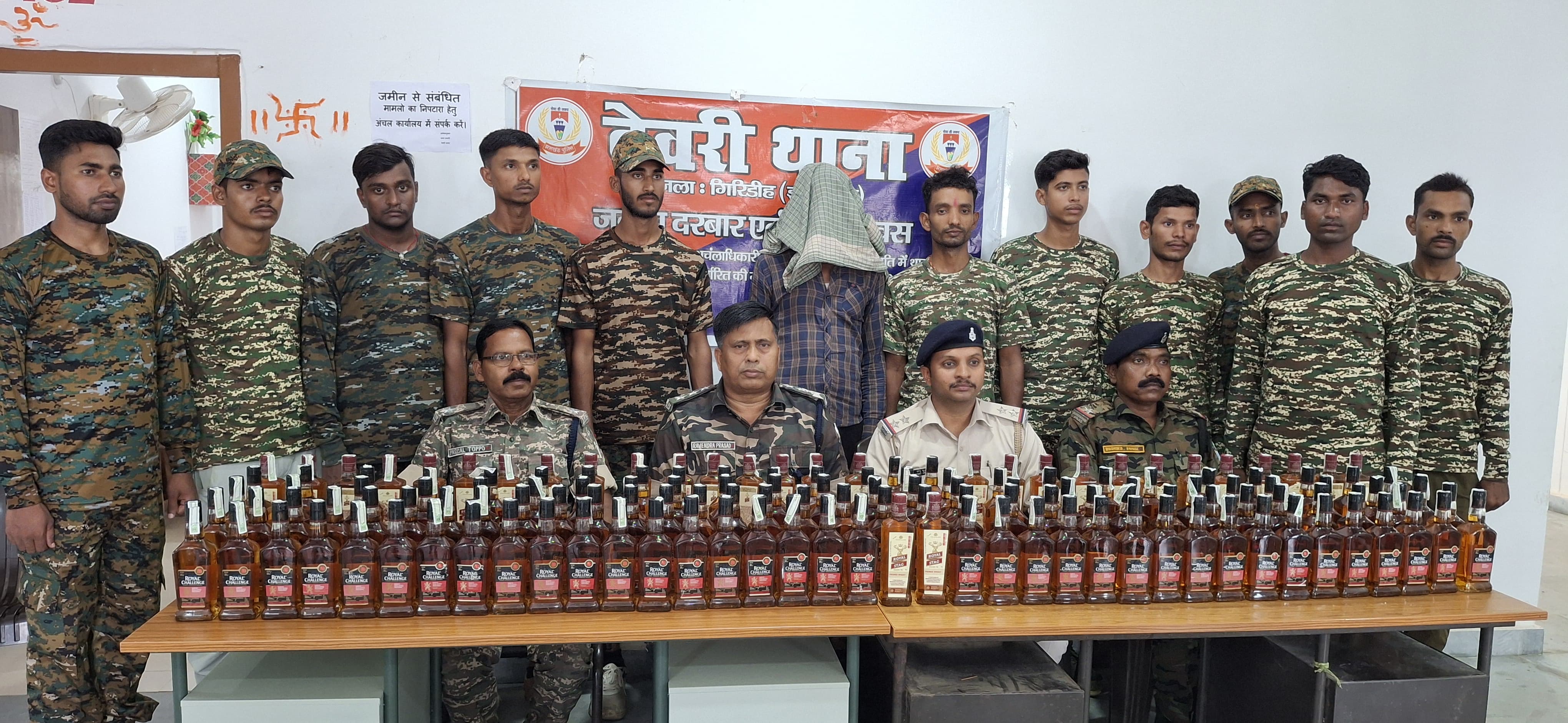 गिरिडीह:दुर्घटनाग्रस्त पिकअप वैन से पुलिस ने जब्त की अलग-अलग ब्रांड की 42 पेटी शराब, झारखंड से बिहार ले जाया जा रहा था शराब