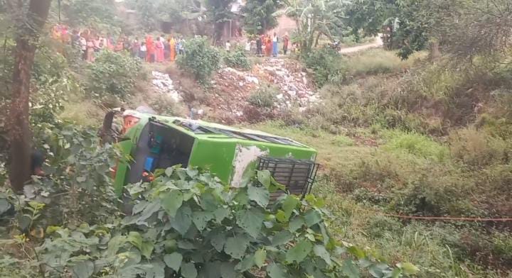 बेगूसराय:25 फीट गहरे गड्ढे में गिरी अनियंत्रित मिनी बस,एक दर्जन से अधिक यात्री घायल, पढ़ें हादसे की वजह