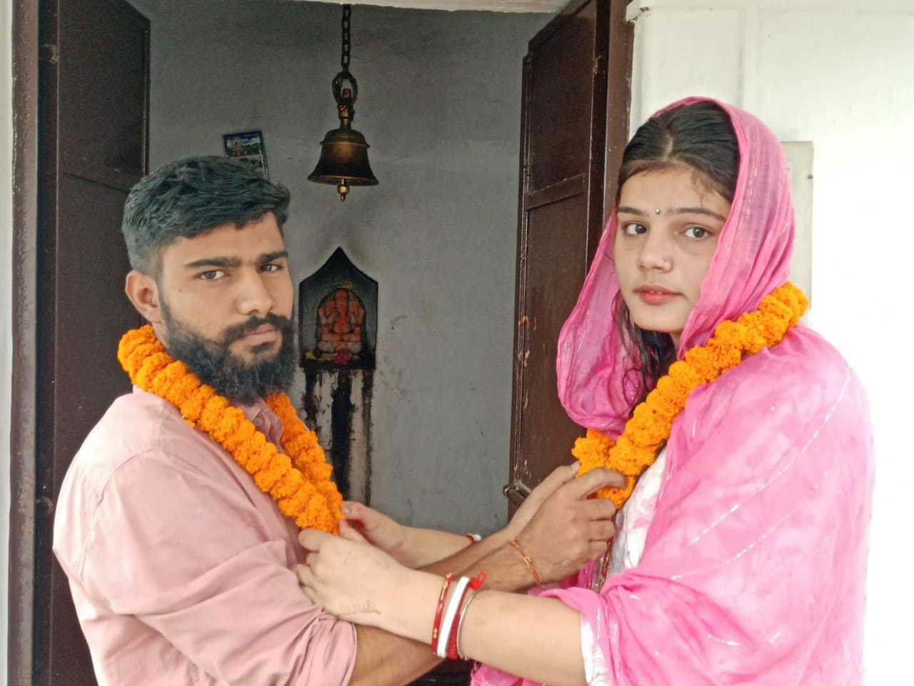 घोर कलयुग की सच्ची कहानी: एक बच्चे वाली चाची ने भतीजे के साथ की शादी, चुपचाप देखता रहा पति, जानिए पूरा मामला