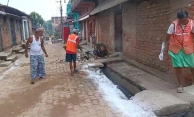 बारिश रुकते ही जमशेदपुर के बाढ़ प्रभावित इलाकों में युद्ध स्तर पर साफ सफाई का काम शुरू, महामारी को देखते हुए जिला प्रशासन अलर्ट 