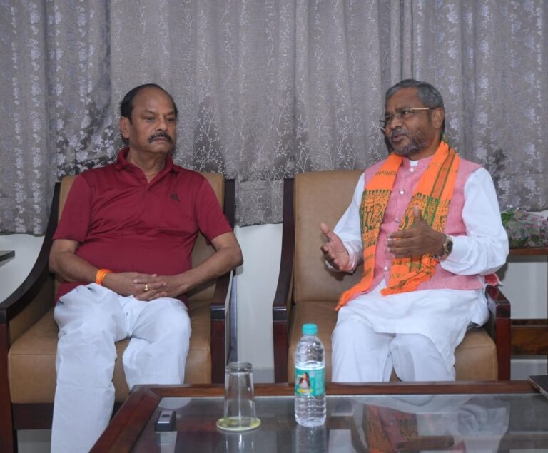 आदिवासी पिच पर खेल रहे रघुवर दास ही होंगे भाजपा प्रदेश अध्यक्ष, दुमका सर्किट हाउस में मिले बाबूलाल मरांडी से, क्या पकी खिचड़ी, पढ़िए !