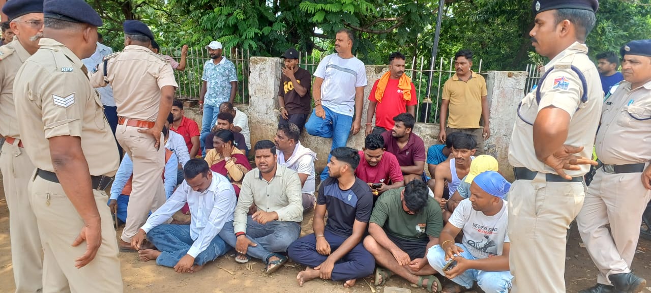 RPF से तीखी बहस के बाबजूद स्टेशन परिसर के बाहर धरना पर बैठे रसिकपुर और आसपास के लोग,देखिए वीडियो