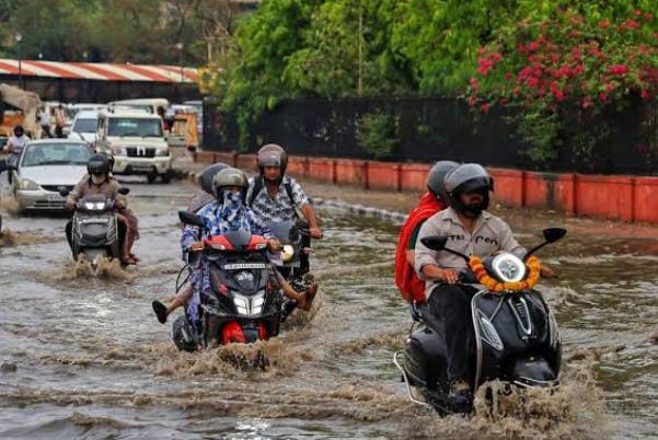 Weather Alert: भारी बारिश से जलमग्न हुई राजधानी,आज संथाल परगना के इन जिलों में अलर्ट जारी