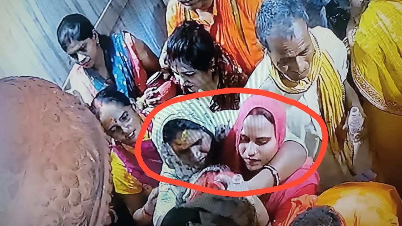 पार्वती मंदिर के गर्भगृह में महिला श्रद्धालु के गले से चेन की चोरी करती महिला की करतूत सीसीटीवी में कैद, Video Viral 