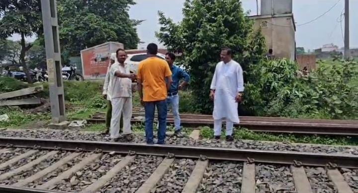 पाकुड़ के मालपहाड़ी रेलफाटकों पर मंडरा रहा मौत का साया, ROB निर्माण की मांग तेज