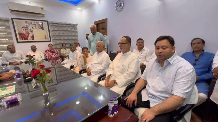 Bihar Politics:लालू यादव ने भरा RJD अध्यक्ष पद के लिए नामांकन तो BJP-JDU ने साधा निशाना, देखिए क्या कहा