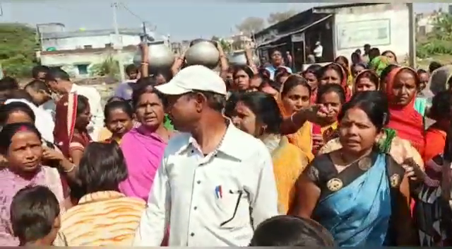 पानी की मांग को लेकर महिलाओं का हंगामा , एक सप्ताह में पानी की समस्या हल नहीं होने पर गोमिया-तेनुघाट सड़क जाम करने की दी चेतावनी