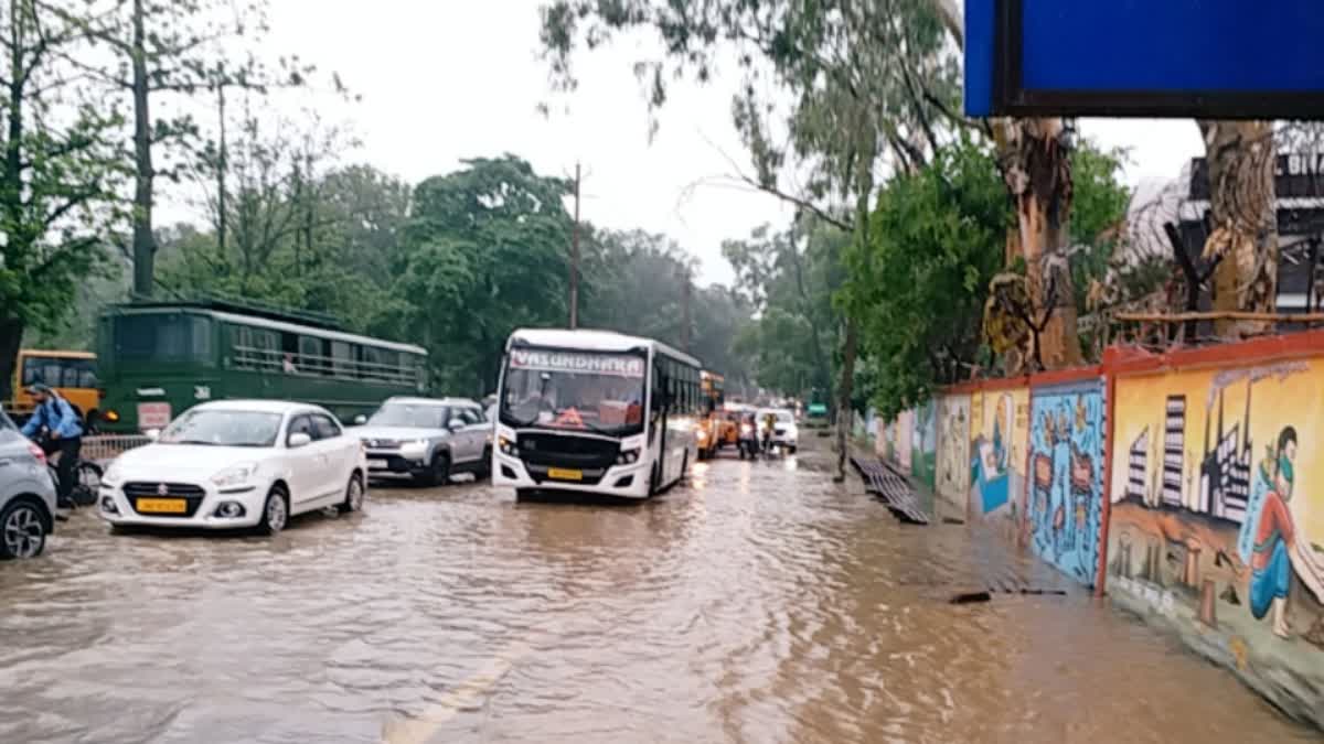 Breaking: रांची में ट्रैफ़िक व्यवस्था ध्वस्त! अरगोड़ा चौक पर भयंकर जाम, दर्जनों स्कूल बस फंसे, बच्चे हो रहे परेशान