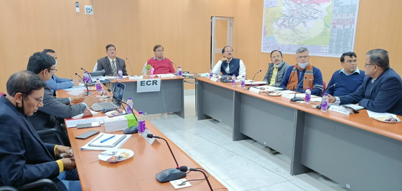 पूर्व मध्य रेलवे के जीएम ने डीडीयू - सोननगर निर्माणीधीण डेडीकेटेड फ्रेट कॉरिडॉर के कार्य प्रगति की समीक्षा की