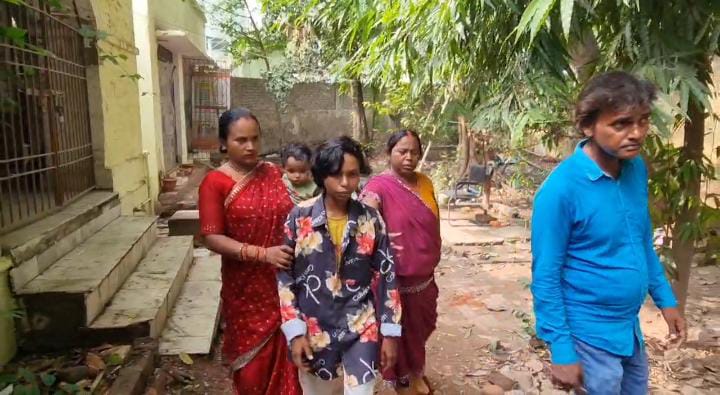 मामला थोड़ा टेढ़ा है! 14 साल की बच्ची ने 18 साल की युवती से भागकर की शादी तो असमंजस में पड़ गया समाज और कानून