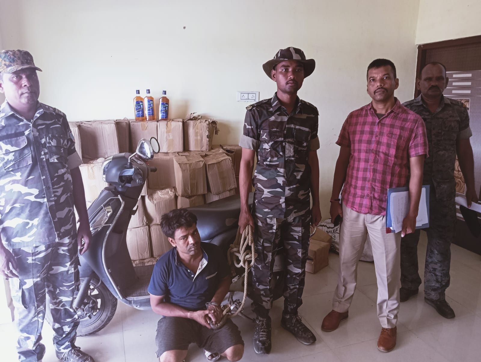सरायकेला में उत्पाद विभाग की बड़ी कार्रवाई: 945 लीटर अवैध विदेशी शराब व स्कूटी जब्त, एक गिरफ्तार