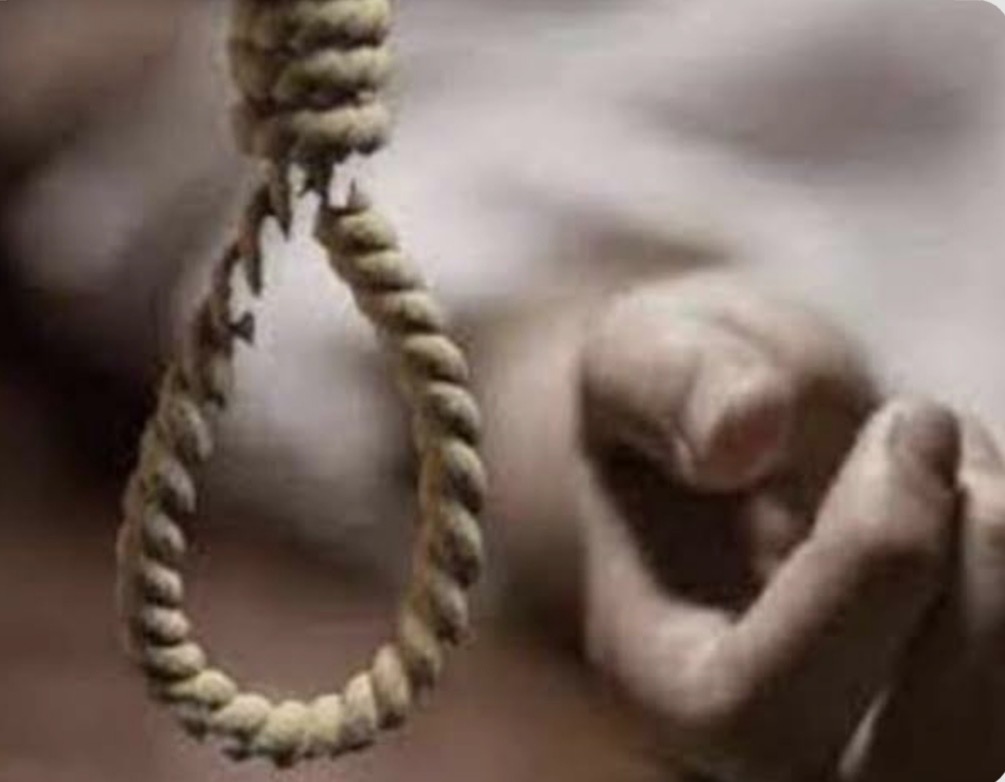 फंदे से झूलता मिला महिला का शव,मायके वालों ने ससुराल वालों पर लगाया बेटी की हत्या करने का आरोप