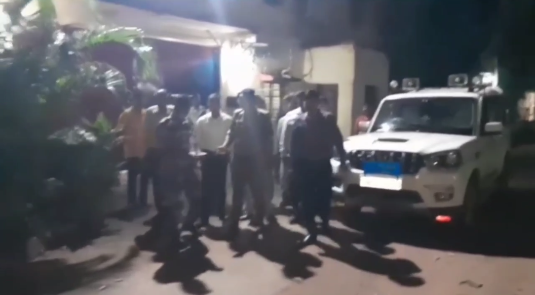 गढ़वा जेल में औचक छापेमारी, SDM ने सुरक्षा व्यवस्था का लिया जायजा