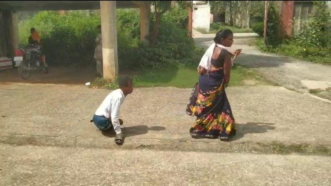 दिव्यांग दम्पति की लाचारी, स्कूटी, आवास, पेंशन आदि की मांग लेकर 30 किलोमीटर दूर से पहुंचे प्रखंड कार्यालय, देखिए Viral video