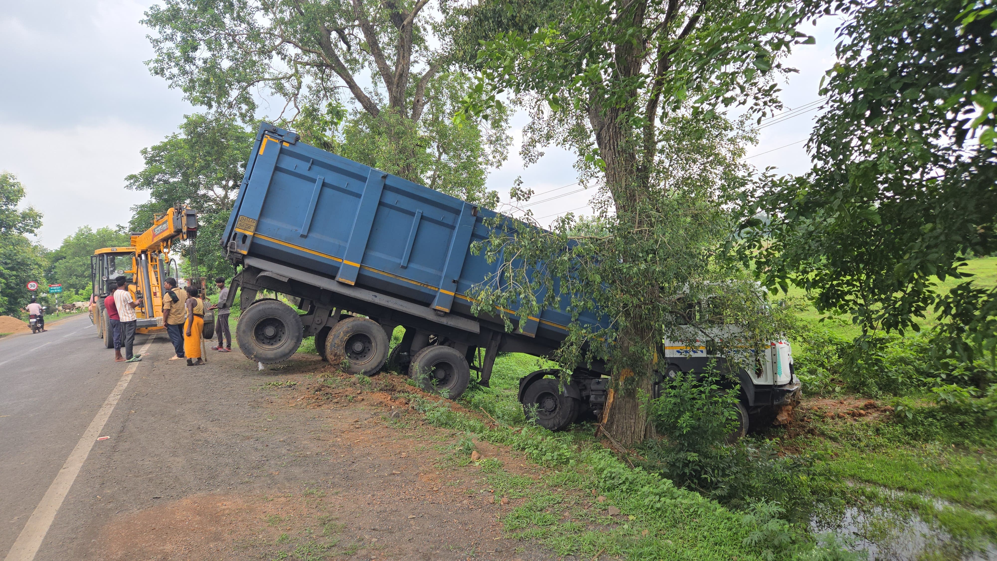 पाकुड़ में तेज रफ्तार का कहर! हाइवा को बचाने के चक्कर में पेड़ से टकराया ट्रेलर, बाल-बाल बचे चालक-खलासी