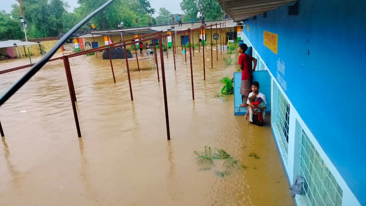 जमशेदपुर के पोटका में दर्जनों स्कूली बच्चे बाढ़ में फंसे, प्रशासन और स्थनीय लोगों के मदद से किया गया रेस्क्यू