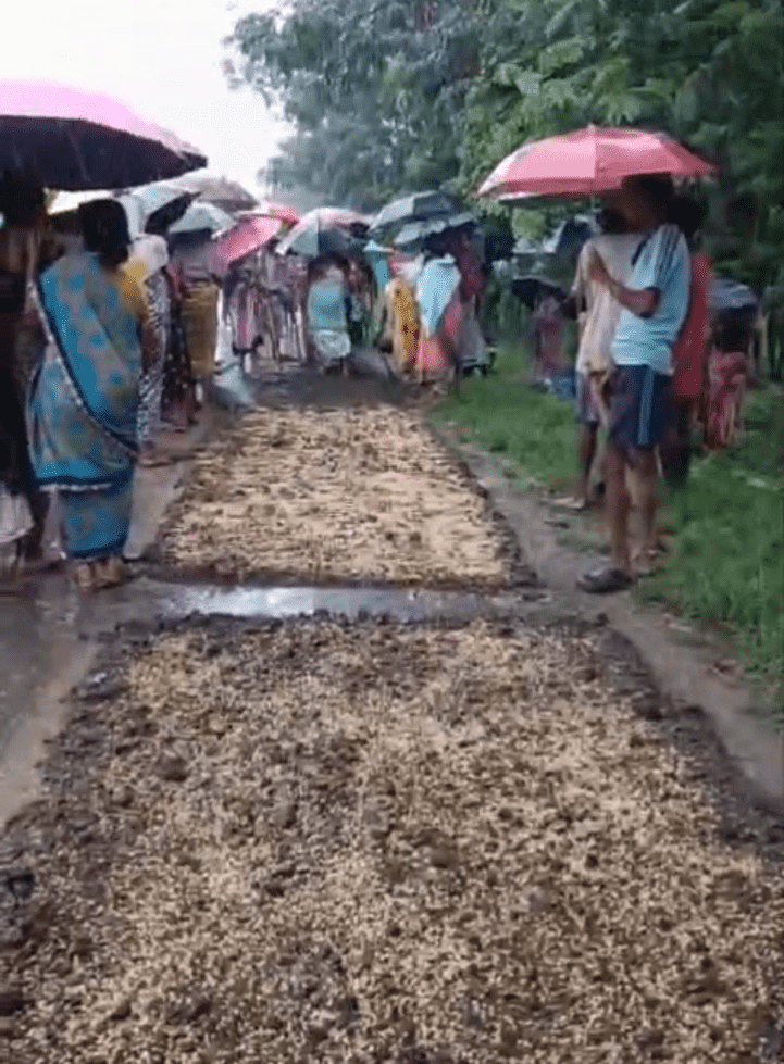 रांची: रिम्स-2 निर्माण को लेकर किसानों का फिर विरोध, सड़क पर धान का बिचड़ा लगाकर किया प्रदर्शन