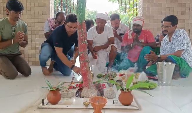 दिशोम गुरु शिबू सोरेन की सलामती को लेकर पूजा अर्चना का दौर जारी, दिशोम मांझी थान और दिसोम जाहेर थान में हुई पूजा