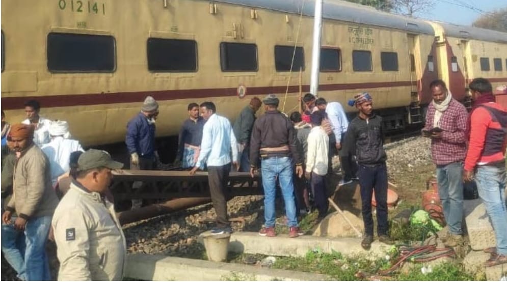 गोमो-गया रेलखंड पर पटरी से उतरी ट्रैन, अप लाइन बाधित 