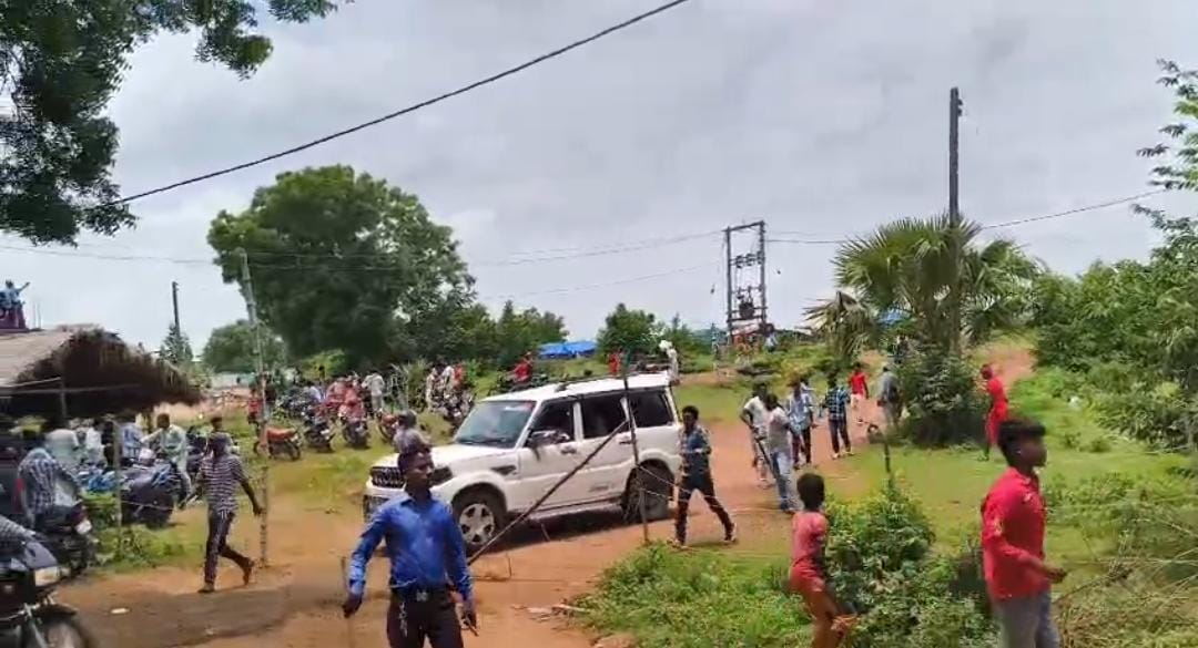 बड़ी खबर: हूल दिवस पर भोगनाडीह में आदिवासी और पुलिस के बीच झड़प, लाठीचार्ज और आंसू गैस से मचा हड़कंप, स्थिति तनावपूर्ण