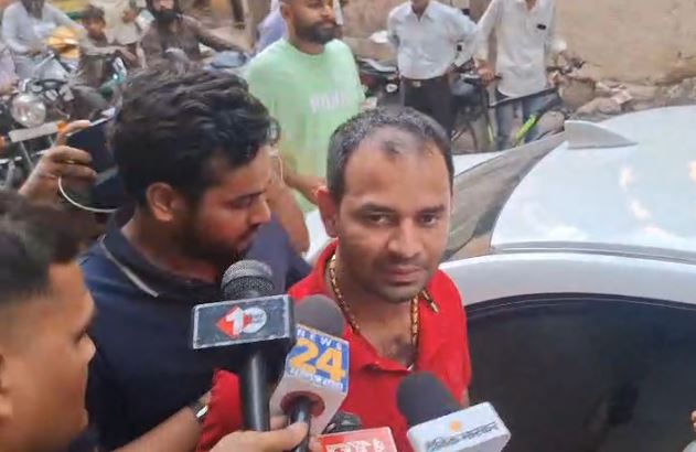 तेज प्रताप यादव पहुंचे अनुष्का के भाई आकाश यादव के घर, कहा– "पारिवारिक रिश्ता है, मिलने कौन रोक सकता है"