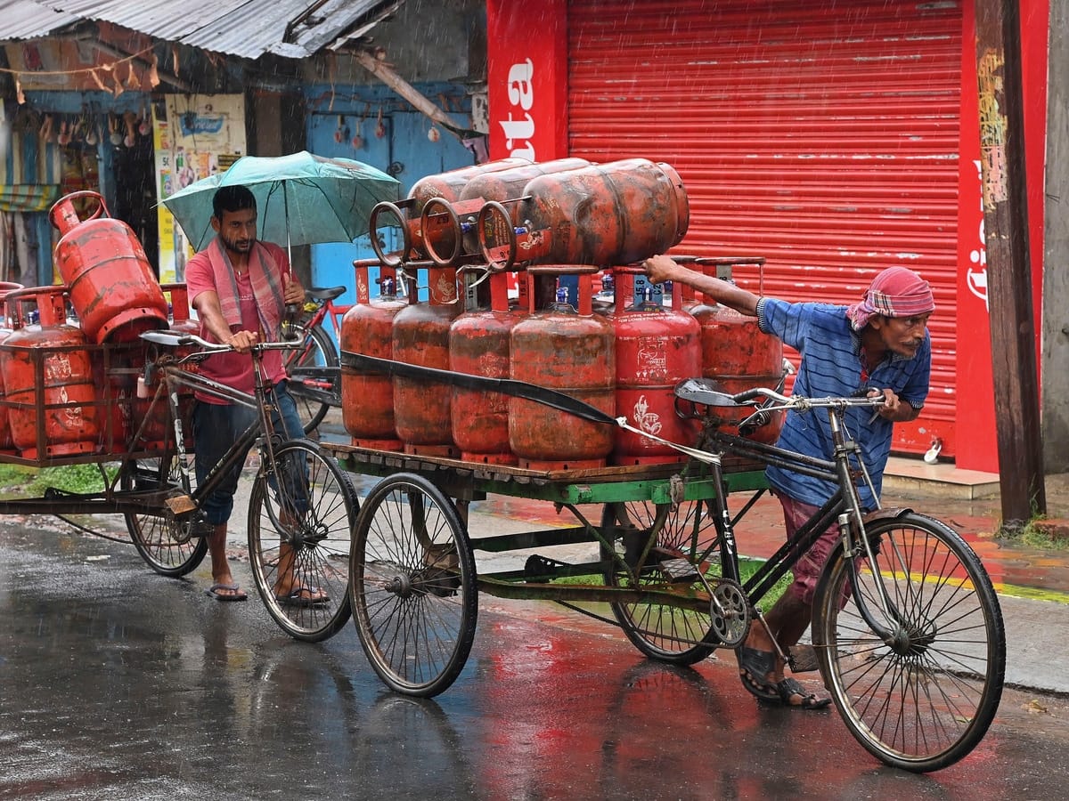 LPG यूजर्स के लिए खुशखबरी, आज से सस्ता हुआ कमर्शियल सिलेंडर, जानिए नए रेट्स 