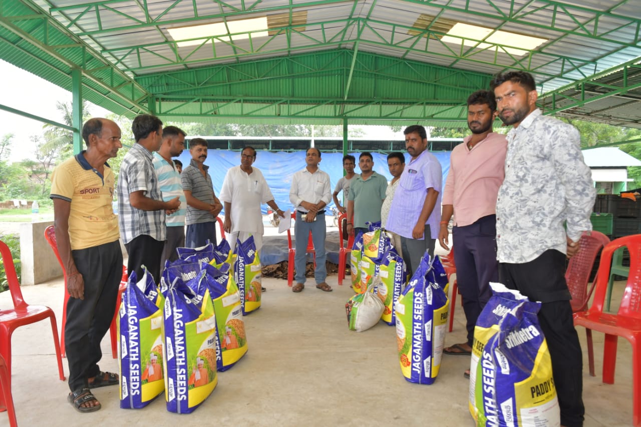 पानी की किल्लत से जूझ रहे देवघर के किसानों को सत्संग आश्रम की ओर से मिला ये सहयोग, किसानों के चेहरे पर छाई खुशी