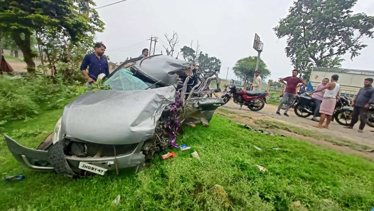 गिरिडीह: स्विफ़्ट डिजायर कार को अज्ञात ट्रक चालक ने मारी टक्कर, पिता-पुत्र समेत तीन लोगों की मौत, दो घायल