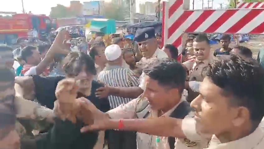 OMG! पिट गए दारोगा जी...देखिए लड़के ने कैसे हेलमेट से दे दनादन कर दी पिटाई, बीच सड़क मच गया बवाल