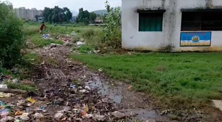 कचरे का डब्बा बना जमशेदपुर का ये उर्दू स्कूल, आने से कतरा रहें बच्चे, नगर निगम भी मौन