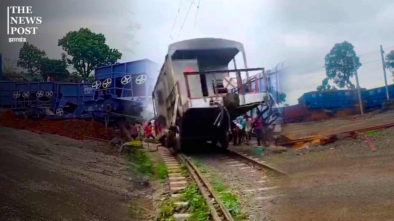 झारखंड में बड़ा रेल हादसा, आपस में टकराई दो ट्रेने, देखें हादसे का लाइव वीडियो